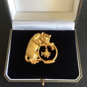 Vintage J J gold tone cat & fish brooch.